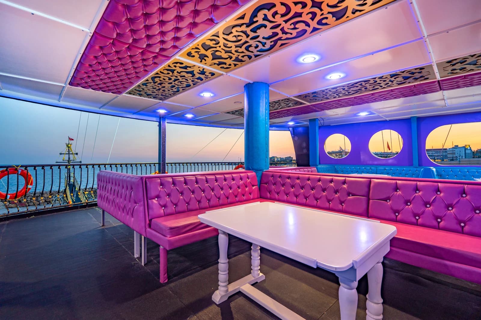 Croisière Legend Big Kral au coucher du soleil — 7/8